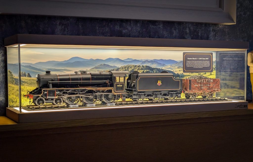 O Gauge Rolling Road Display Case — alternate view